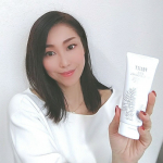 こんばんは☺.昨晩飲みすぎて顔パンパンです！顔パンパンだけど頑張って長女に撮ってもらいました！長女は何事も本気になるので、もっと首かしげてだの歯を見せずに笑ってだの髪をかきあげてだ&hellip;のInstagram画像