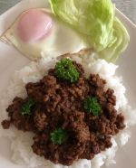 今日は祭日だった😆お昼何にしようと頭を悩ませたのは一瞬で消えました〜😉・冷凍庫にストックして置いた、冷凍ストック名人本格キーマカレーの素で下味冷凍しておいたキーマカレー❣️・ひき肉を冷&hellip;のInstagram画像