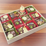 来月友達親子にプレゼントするためのリハでチョココーティングブラウニーのアドベントカレンダー作った。ミックス粉使ったからブラウニーはすっごく簡単にザクどっしり濃厚の本格的な超美味しいやつが完成。&hellip;のInstagram画像