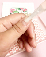 .生の椿油ネイルケアを使ってみたよ✨ポリッシュと同じような容器に入っているネイルケアオイルはよく見るけど、このペンタイプは初めて。使う前にボールペンのようにカチカチと数回ノック&hellip;のInstagram画像