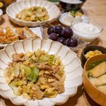 献立は、、トロたま豚キャベツ、芋ペーストのクリームチーズ和え、冷奴、お揚げの味噌汁、餃子の大葉添え、ピオーネ、自家製ヨーグルトでした🏠.トロたま豚キャベツは#N&hellip;のInstagram画像