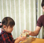 ユーグレナ𓎩最近好き嫌いが出てきた長女。朝は菓子パン、お昼は外食のパパ。栄養が心配な2人に@euglena_one さまから頂きました♩ユーグレナは藻の一種。野菜に&hellip;のInstagram画像