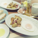 食卓にヒマラヤ岩塩とターメリック置いて削りたてをまとわせて食べる朝食、いつものシンプルメニューが格段に美味しい。テーブルでターメリック削るって感覚なかったけどこれはハマる、パウダーで買うのと香りが全&hellip;のInstagram画像