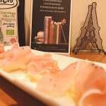 モッツアレラチーズと生ハムの何かしら？余り物のまかない飯モッツアレラチーズに生ハム乗せて、オリーブオイルと胡椒#ブルスケッタ　#レシピ　#富士貿易 #コスタドーロ #オリーブオイル #&hellip;のInstagram画像