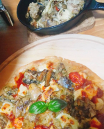 #SSK さんの #洋風さば缶 #マッカレル バジル&レモン風味でピザを作りました&hearts;️ピザ生地をヘルシーにしようと大豆粉や全粒粉使いすぎてパリパリ感が損なわれてちょっと失敗😵💧でもモッ&hellip;のInstagram画像