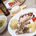 今日の夕ご飯〜週末はやっと家族でのんびり🥂一緒にワンコと散歩をして、料理をして、お酒を飲んで、幸せ〜🥰今日の夕ご飯のメニューです。☆サラダチキン鶏むね肉を大さじ1の塩麹&hellip;のInstagram画像