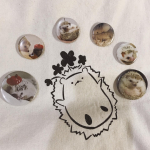 素敵便届きました。自分で注文したから素敵便ではないのか？🤔1つからバッジやシールが作れるアプリ「みんなのバッジ」で作りました。画像選んで調整するだけなので簡単です🤗#ハリネズミのナポリ&hellip;のInstagram画像
