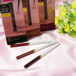 ＊締め色のシャドウをアイライナーとして使う新感覚のメイクアイテム!!繰り出し式のペンシル形状。「カチッカチッ」とクリック感があるので問題はなさそうですが、とても柔らかいテクスチャーで１度繰&hellip;のInstagram画像