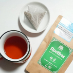 緑茶に似た製法で作られた オーガニックで生葉(ナマハ)な&nbsp;#ルイボスティ をホットでいただいております🍵..==========TIGER&nbsp;オーガニック生葉ルイボスティー3.5g&times;&hellip;のInstagram画像