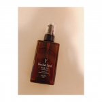 .🎀 ハーバルリーフ オーガニックヘアオイル.ビタミンC誘導体によるキューティクル補修に着目したワンランク上のヘアオイルです。ビタミンC誘導体が傷んだ髪を集中補修。.2020年秋に新登場☺️&hellip;のInstagram画像