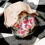 sisipone@kwgc_inc さんの布でつくる みつろうラップ、アイロンで溶かして簡単に出来た🐝ガラス瓶のフタにするとかわいいよ〜今回このキットを使って気に入ったから、次は好きな柄の布&hellip;のInstagram画像