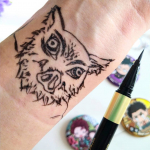 こんばんは☺.幼稚園がコロナの為休園なので、次女とお絵描きをしました。次女はクレヨン、母はアイライナーで！見てください！これはなかなかのクオリティーではないでしょうか！楽しくなって&hellip;のInstagram画像