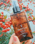 ハーバルリーフ のオーガニックヘアオイル🌿.最近お気に入りのヘアケアアイテム💓.ダメージ、パサつき、乾燥しやすい髪にオススメなヘアオイル💇✨.ビタミンC誘導体が&hellip;のInstagram画像