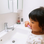 【柔らかい毛の子供用歯ブラシ】﻿﻿歯ブラシの毛が硬いと﻿歯肉を傷つけるんですよね﻿﻿﻿﻿我が家の3才の次女さんは﻿歯磨きをするとき﻿歯ブラシの毛がすぐに外向きになる&hellip;のInstagram画像