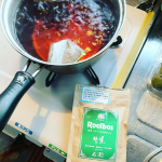 タイガーさんから頂いた、「ルイボスティー」を鍋で煮出し中！めっちゃいい香り！#タイガールイボスティー #ルイボスティー #生葉ルイボスティー #オーガニックルイボスティー #オーガニッ&hellip;のInstagram画像