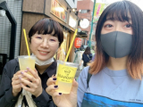 写真左に写っています