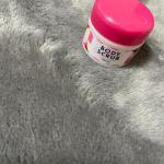 【商品紹介】マンダムのチアコ　ボディスクラブ⑅︎◡̈︎*きめ細かい粒で指ですくう時はちょっと硬い印象クルクルっと濡れた肌にマッサージしてから流すと、シットリ透き通ってる感じ&hellip;のInstagram画像