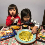 長女が大好きなピザと次女が大好きなグラタン💓ピザはチーズたっぷりで美味しかったです😆グラタンはレンジでチンするだけなのに、焦げ目がついていてほうれん草やマカロニもたっぷり入って美味しかったです&hellip;のInstagram画像