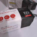 「使い捨て nonpaper towel 厚手タイプ」..さらっとなめらかな厚手の使い捨てタオルです。.❤️タオルのように吸水性抜群で柔らかい肌触り❤️1枚3円程度とティッシュ&hellip;のInstagram画像