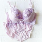 Yの谷間をつくるブラジャー・ショーツセット トリンプとニッセンの共同企画！下垂したバストも脇に流れやすいバストもＹの谷間をつくれる頼もしいセットアップ。.カップ上辺がパカパカしにくく、&hellip;のInstagram画像