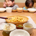 昨日の#晩ご飯#タンドリーチキン#無限ピーマン#さつまいもごはん#スープでした🍚組み合わせ変な日！＊タンドリーチキンは一口サイズにカットした鶏肉をタレにつけこむだけの簡単なやつです✨&hellip;のInstagram画像