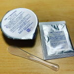 ..炭酸パックプルリ.カップに入ったジェル状のB剤に粉末状のA剤を入れて、付属のスパチュラで混ぜ混ぜ👀.粉が混ざったら、素早く顔に塗っていきます✨.乾いてな&hellip;のInstagram画像