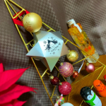 今年の#クリスマスツリー は卓上で🎄#ツリー の準備をしている中で、@fatwitchjapan さんよりクリスマス限定のブラウニーオーナメントを頂きました♡🍫・#オーナメント の中に&hellip;のInstagram画像