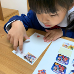 お友だちへのクリスマスカードにみんなで遊んだ時のお写真シールを貼りました♡幼稚園のお友だちとお手紙交換がとても流行っていて、たくさんもらってくるのでたくさんお返事書いてます（笑）#みん&hellip;のInstagram画像