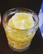 今朝の一杯#レモネードティー#おはようございます　庭で収穫した大きいレモン。黄色く色づくまでしばらく時間がかかったけど、今年も美味しく育ってくれてありがとう。皮とワタを&hellip;のInstagram画像