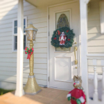 コストコで買った街灯風のクリスマス飾り、夜はキラキラ光ってスゴく素敵😍💕買ってよかった🥰🎄我が家は白いラップサイディングの外壁なんだけど、陽が当たらない壁のコケが目立つ😳💦コケって早く&hellip;のInstagram画像