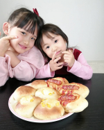 @ainonopianoおうち時間に子ども達とパン焼いたよ🌟国産小麦のパン生地が冷凍してそのまま届くから解凍して発酵するだけの簡単作業なの♪パン生地は冷凍すると発酵が止まるので&hellip;のInstagram画像