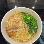 1人ご飯って作るの面倒くさいから今日はこれ〰(●&acute;&omega;`●)お鍋に入れて放置するだけだから簡単♪ラーメン屋さんで食べてる気分(^^♪余ってたモヤシとネギも一緒に入れてみたよー(^&hellip;のInstagram画像