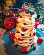 ツリーパンケーキ🎄クリスマススイーツ✨パンケーキを重ねたツリーパンケーキでおやつ🎶生クリーム、イチゴとブルーベリーを重ねて重ねて・・・なかなかの高さになりました🤭そしてパンケー&hellip;のInstagram画像