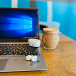 【ワイヤレスイヤホンが超便利！】﻿﻿ほぼ在宅勤務の私は﻿1日に数回オンラインでの﻿打ち合わせがあります。﻿﻿﻿今までは﻿ワイヤー付きのイヤホンを﻿使っていましたが、&hellip;のInstagram画像