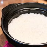 土鍋ごはんで食費が浮きまくり&hellip;！﻿﻿エルゲル係数高すぎて赤字が続いていた我が家が、﻿﻿土鍋導入で食費4万円カットできましたよ🥺（今までひどすぎ）﻿﻿﻿というのも、ストーリー&hellip;のInstagram画像