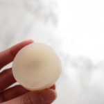 *🐴*u0040neo_natural の池田さんのせっけん ♡馬油石鹸を使ってみたよん ˎˊ˗*ﾟ付属のネットに入れるとすぐに泡立つ (⁎˃ᴗ˂⁎)白くてふわふわの細かい泡の完成♡.&deg;&hellip;のInstagram画像