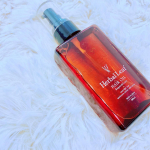 【花嫁美容】.ヘアオイル編〜🌱最近使い始めたハーバルリーフヘアオイル🌸.ドロっとしてる系のオイルがちょっと苦手なのですが、これはすごくサラサラしててつけ心地がすごくいい🥺💕.&hellip;のInstagram画像