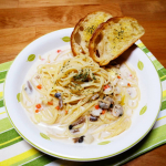 スープパスタ&hearts;寒い朝。今年初の積雪です。寒い日にピッタリのブランチは、クラムチャウダーのスープパスタ。茹でたてパスタにチーズを絡めて、クラムチャウダースープを注ぎます。ガーリックトース&hellip;のInstagram画像