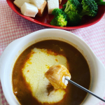 五島の鯛で出汁をとったなんにでもあうカレーと言う、レトルトカレーで、とろけるチーズを2枚プラスして、カレーフォンデュをしました🫕🍛🥰レンジで2分くらい温めるだけで、簡単にこんな豪華なラ&hellip;のInstagram画像