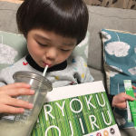 @mishiilist 『美力青汁』飲んでますˊᵕˋ牛乳で溶かして抹茶ミルク風の飲みやすい味なので、子供もごくごく😋🍹♡高橋ミカさんプロデュースの青汁です！ママと赤ちゃんの&hellip;のInstagram画像