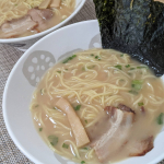 テレワークのときのお昼ごはん🍜🍜🍜最高😍😍😍何が最高って☆味！豚骨ラーメン好き😍な夫婦です。二人共大満足の満たされる味でした❣️最後の写真、汚くてすみません💦スープ残そうと思ったけ&hellip;のInstagram画像