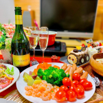 クリスマスディナー🎄🍽✨﻿﻿今年からクリスマスの祝日がなくなったので﻿昨夜は早めにクリスマスホームパーティー🎄🎂✨﻿﻿とは言っても簡単にチキン焼いて、あとはサラダやチーズフォンデュ&hellip;のInstagram画像