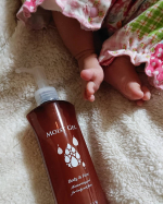 親子で使えるワセリン配合ジェル &ldquo;ハイスキン モイストジェル&ldquo;を使用してみました☺️..ワセリンときくと ベタつくイメージで赤ちゃんには良いけど大人が使うにはちょっと&hellip;というイメージだったのですが&hellip;のInstagram画像
