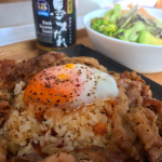 ペッパーランチ風🥓肉の油で炒める米🥺あとこの黒胡麻のドレッシングめっちゃ美味しい！！#ペッパーランチ #ペッパーランチ風 #ガーリックライス #ビーフガーリックライス #黒胡麻ドレ&hellip;のInstagram画像