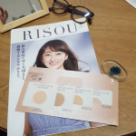 RISOUのパウダーファンデーションテスター使ってみました。始めて聞いたブランドでカタログも一緒に送ってくれました。シャンパンゴールドは細かいラメなのかなキラッとしてた。&hellip;のInstagram画像