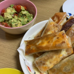 トマトとアボカドのサラダは、塩とオリーブオイルで味付け。シンプルだけど、だからこそ美味しい❤️#GOYA #オリーブオイルのある暮らし #エキストラバージンオリーブオイル #monipla&hellip;のInstagram画像