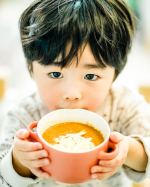 カレーにチーズを入れてカレーチーズフォンデュ♡.『五島の鯛で出汁をとったなんにでもあうカレー』を使ったよ✨いつもはご飯と食べるけどこの日はフォンデュだからパンと一緒に♡&hellip;のInstagram画像