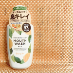 .マウスウォッシュ。.会社にはでかいボトルを置いてあるし。化粧ポーチにも携帯サイズのものを入れてるし。仕事カバンにも入ってる。.まあ、必需品ですわ、ほんとに(&acute;&omega;`)。&hellip;のInstagram画像