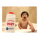 丹平製薬の【アトピタ】🧼🧴よもぎ色のお湯冬に近づくにつれて🌨みちゅのお肌も変化💧あんなにモチモチの艶肌だったのに、やっぱり乾燥するよね〜。風邪とか体調崩して鼻水もなかな&hellip;のInstagram画像