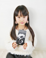 ルミアグラスというアイライナーを使ってみたよ❣️こちらブラックで先端が細いからとても塗りやすいです⭐さらに毛先は柔らかいから描きやすく、細いラインから太いラインまで自由自在です👑&hellip;のInstagram画像